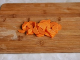 干锅包菜,胡萝卜去皮切片。