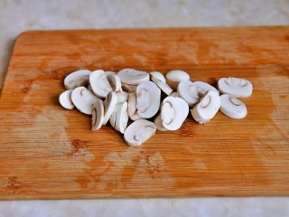 干锅包菜,白蘑菇洗干净切片。
