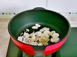 干锅包菜,起油锅加入蒜末炒香，再加入蘑菇片。