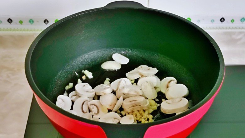 干锅包菜,起油锅加入蒜末炒香，再加入蘑菇片。