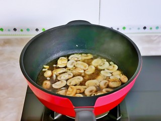 干锅包菜,再加入半小碗纯净水，将蘑菇烧熟。