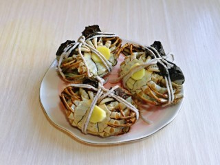清蒸螃蟹,提前切好的姜片摆放在蟹肚子上。