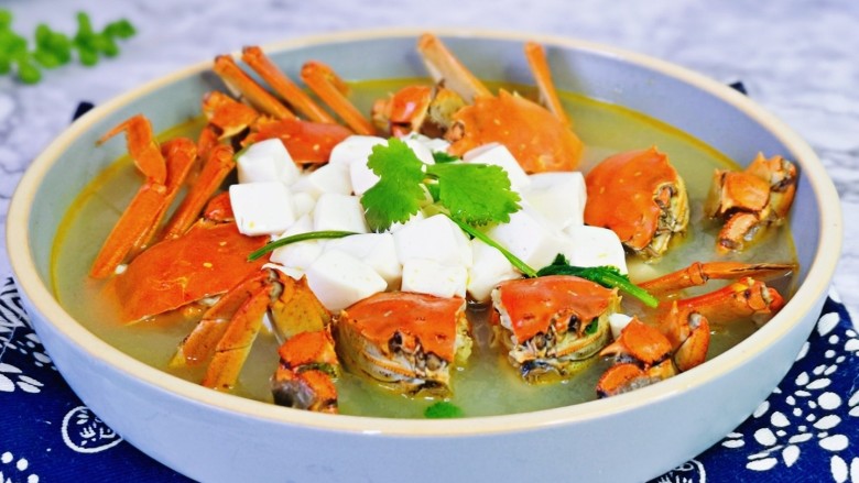 蒜泥螃蟹,蒜香浓郁，营养丰富。