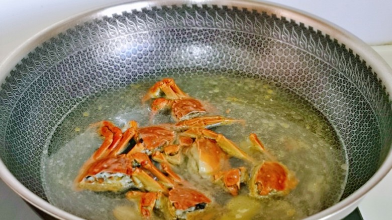 蒜泥螃蟹,再加2小碗纯净水，盖上盖子大火烧开，转中火煮5分钟。