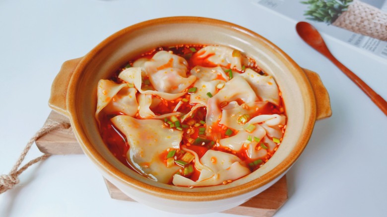 酸辣馄饨,碗里加入馄饨与煮馄饨的原汤。这碗酸辣口味的红油鲜虾馄饨，无论视觉还是味觉都是极致地诱惑。