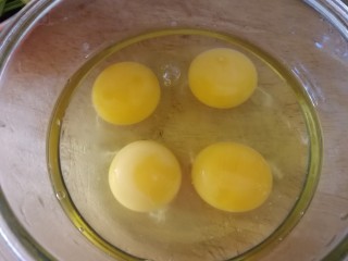 蒜苗炒鸡蛋,四个小鸡蛋打入碗里。