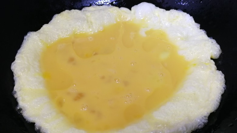 蒜苗炒鸡蛋,倒入蛋液。