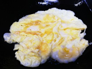 蒜苗炒鸡蛋,文火煎至蛋液凝固。