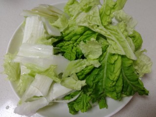 白菜豆腐汤,菜帮和菜叶撕成小块，分开。