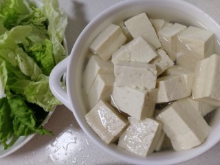 白菜豆腐汤,开水里泡两分钟，去去豆腥味儿。