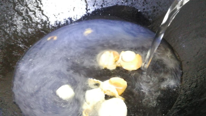 白菜豆腐汤,加足量的开水，大火煮开。