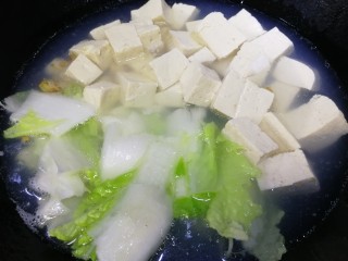 白菜豆腐汤,下白菜帮和豆腐。（这个白菜很嫩，菜帮就没有提前用油炒）