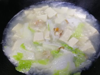 白菜豆腐汤,文火煮3-5分钟，煮到汤汁变白。
