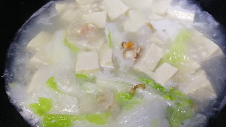 白菜豆腐汤,文火煮3-5分钟，煮到汤汁变白。