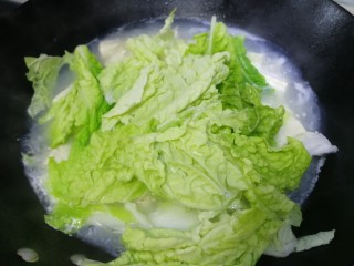 白菜豆腐汤,下白菜叶。