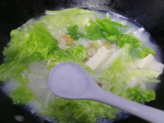 白菜豆腐汤,文火把菜叶煮软，加一小勺盐曾味儿。