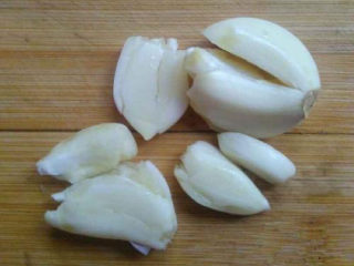 干锅包菜,把3瓣大蒜用刀拍碎。