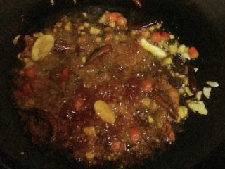 干锅包菜,加入葱姜蒜，八角，花椒粉等一起炒香。