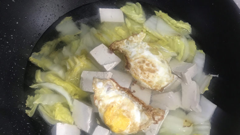 白菜豆腐汤,下入鸡蛋盖上盖子煮