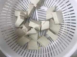 白菜豆腐汤,豆腐洗干净切块备用