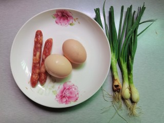 腊肠炒鸡蛋,原料：腊肠，鸡蛋，葱