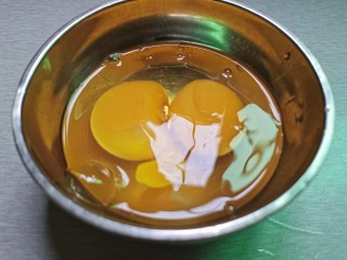 腊肠炒鸡蛋,鸡蛋打入碗中打散