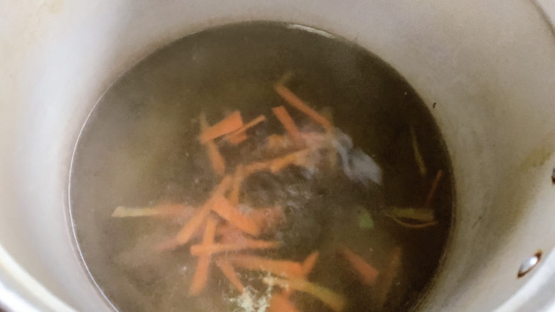西芹炒牛肉,沸水中分别汆烫胡萝卜丝