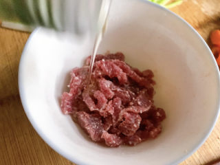 西芹炒牛肉,加入适量油拌匀。