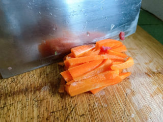 西芹炒牛肉,将胡萝卜洗净去皮切丝。