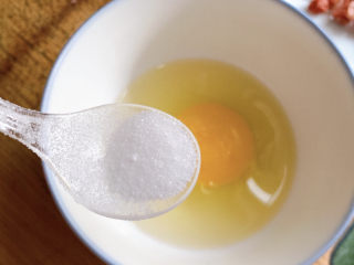 腊肠炒鸡蛋,一颗鸡蛋加入盐