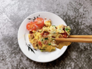 腊肠炒鸡蛋,早餐用来加吐司或者配白粥都是不错的选择。