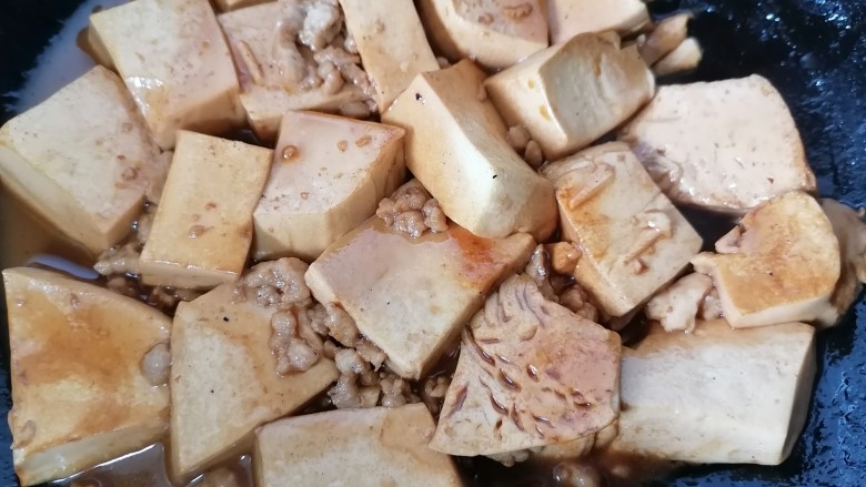 肉末炖豆腐,炖至汁干入味上色即可出锅