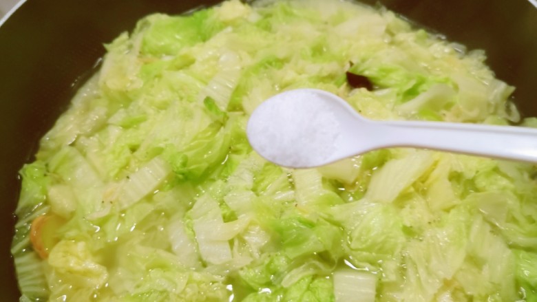 白菜豆腐汤,放入盐调味。