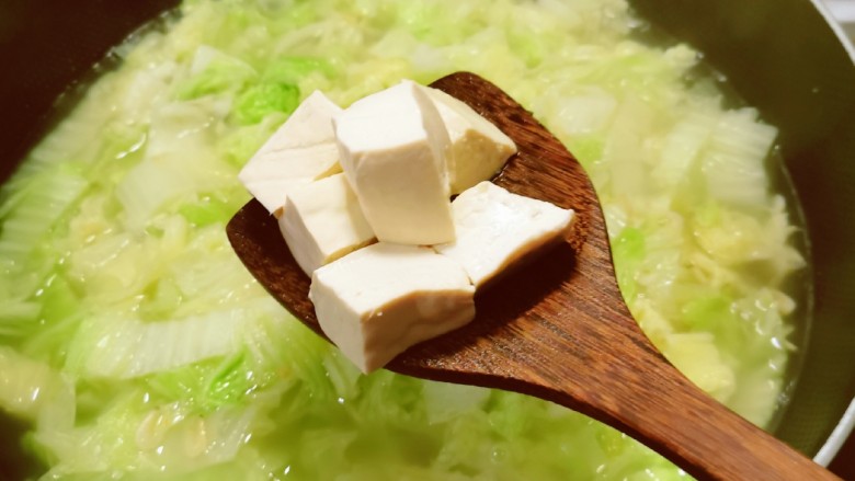 白菜豆腐汤,放入豆腐煮2分钟。