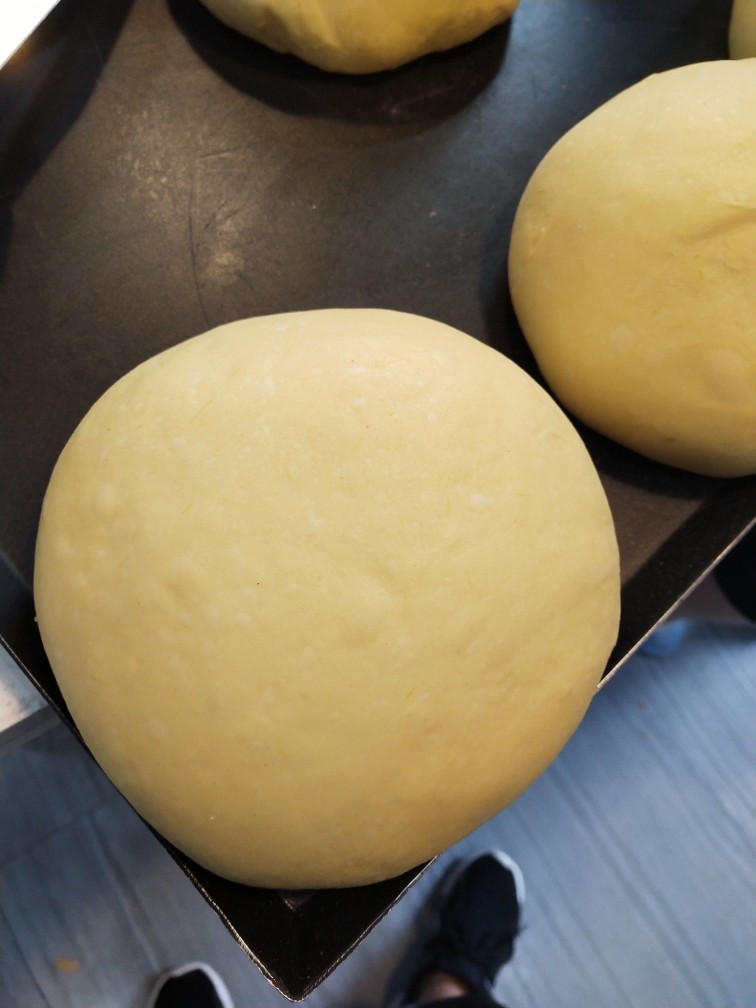 天然南瓜🎃土司,面团打好以后做一个室温基础发酵40分钟然后分割450g一个收成圆形，继续室温松弛发酵二十分钟。