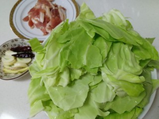 干锅包菜,包菜控水去掉中间的叶梗，撕成小块。