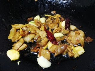 干锅包菜,放入姜、蒜、干辣椒，文火炒香。