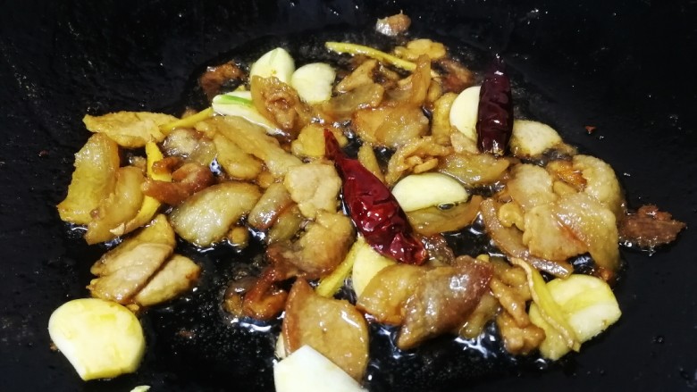 干锅包菜,放入姜、蒜、干辣椒，文火炒香。