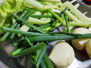 干锅包菜,葱切段蒜拍碎