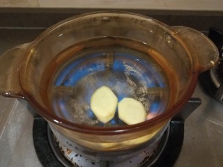 白菜豆腐汤,锅中放入适量水烧开放入姜片。