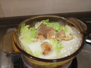 白菜豆腐汤,加入水烧开。