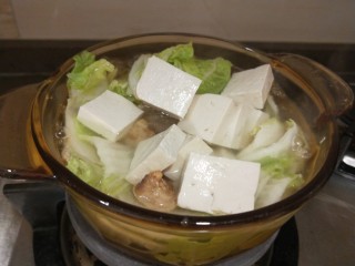 白菜豆腐汤,放入豆腐煮泡泡的。