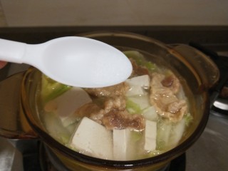 白菜豆腐汤,加入适量盐。