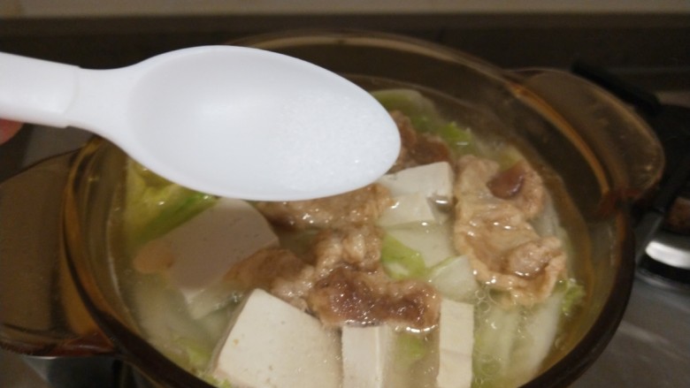 白菜豆腐汤,加入适量盐。