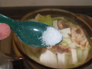白菜豆腐汤,加入味精。