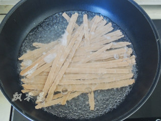 牛肉酱拌刀削面,锅中加水煮沸，放入刀削面。