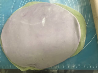 萝卜猪肉水饺🥟,然后分别擀成薄片，紫色罗在绿色上面