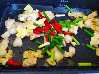干锅包菜,加入葱段，姜片，蒜片，小米辣