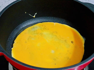 腊肠炒鸡蛋,锅中倒入适量的食用油烧热，倒入鸡蛋液