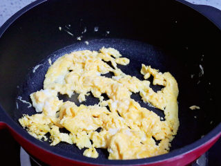 腊肠炒鸡蛋,用筷子搅成小块